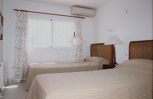 ✓ Villa de cinco dormitorios en venta en pla del mar moraira.