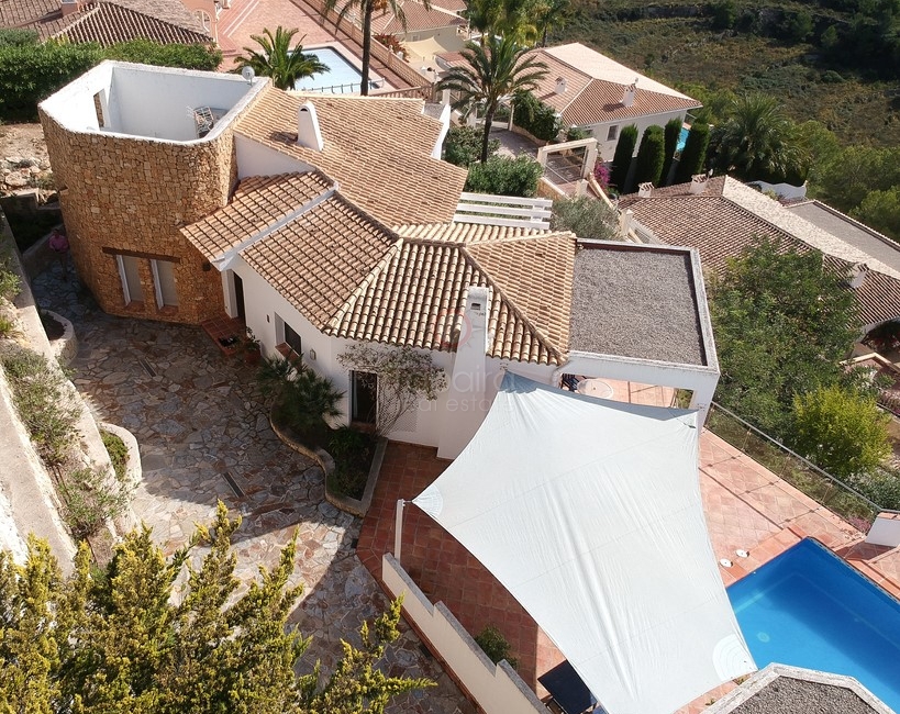 Villa con vistas panorámicas al mar en venta en Moraira