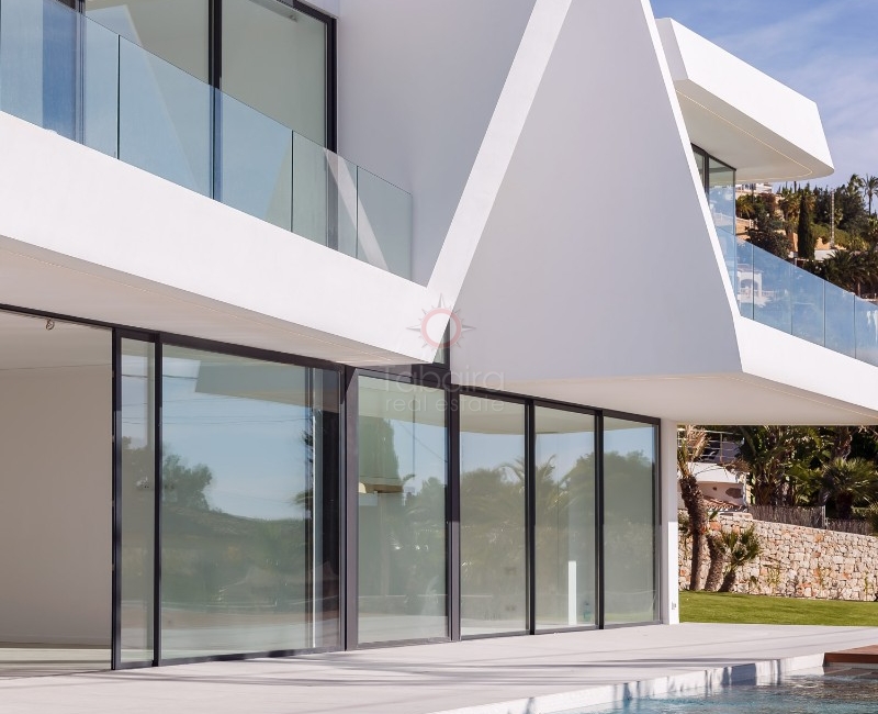 Villa moderna con vistas al mar en venta en Moraira