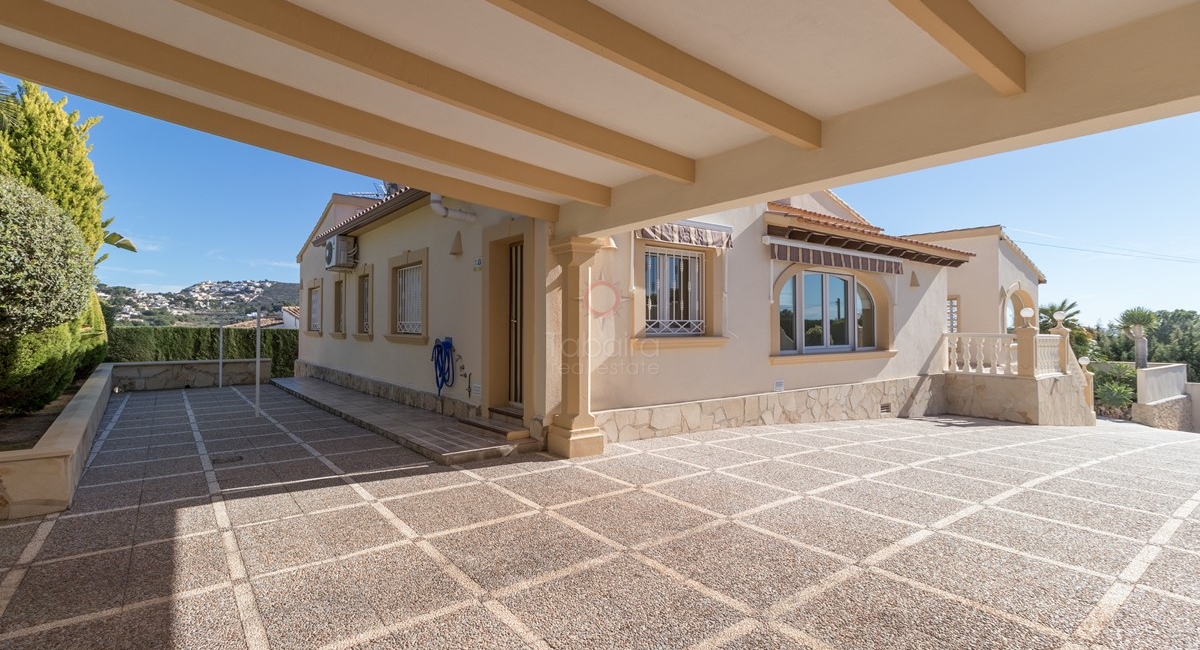 Hochwertige Villa mit Meerblick zum Verkauf neben Moraira