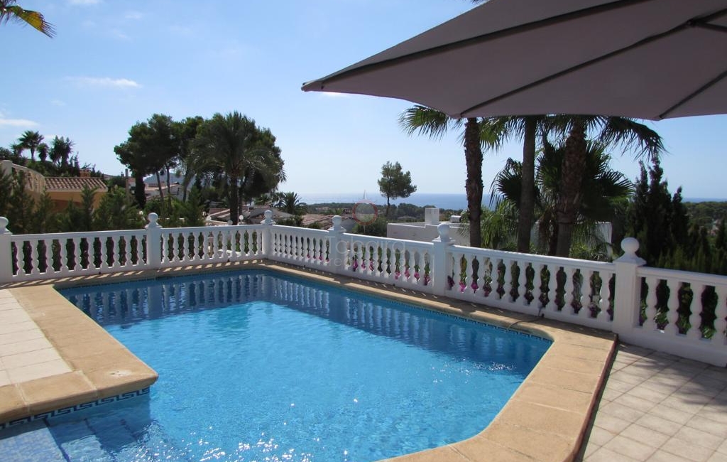 Luxe villa met zeezicht in Moraira op korte loopafstand van de stad