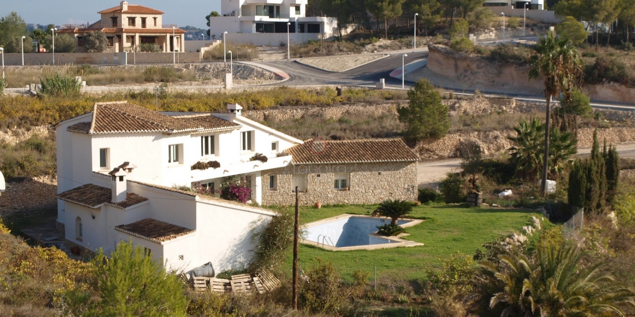 Villa met uitzicht op zee en extra bouwpercelen in Moraira